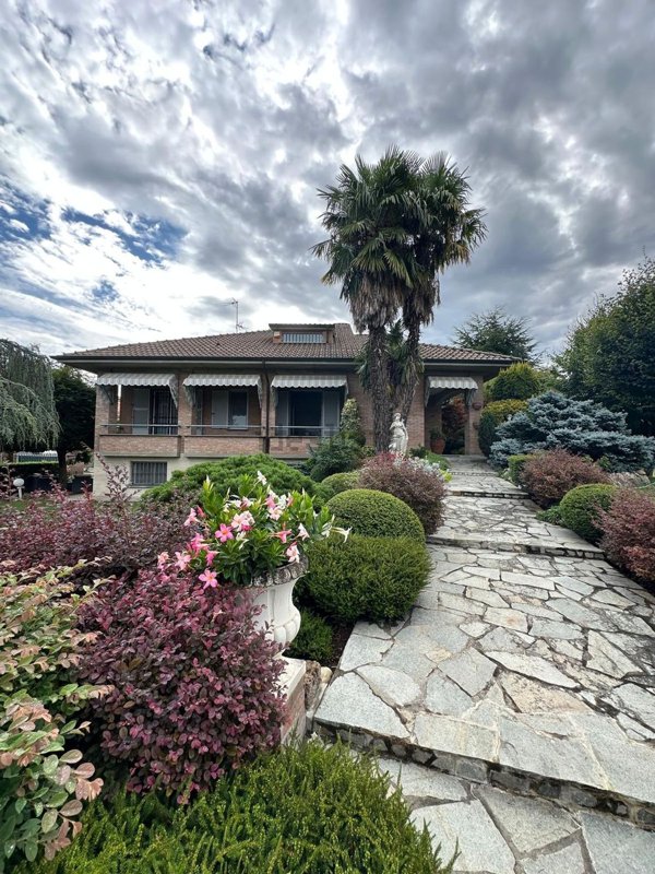 casa indipendente in vendita a Voghera