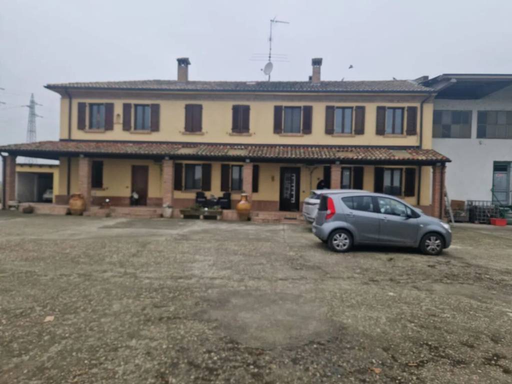 casa indipendente in vendita a Voghera in zona Medassino