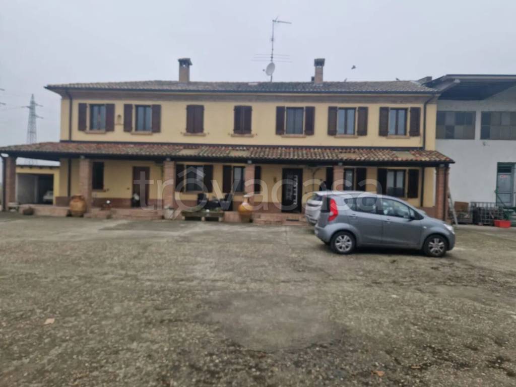 casa indipendente in vendita a Voghera in zona Medassino