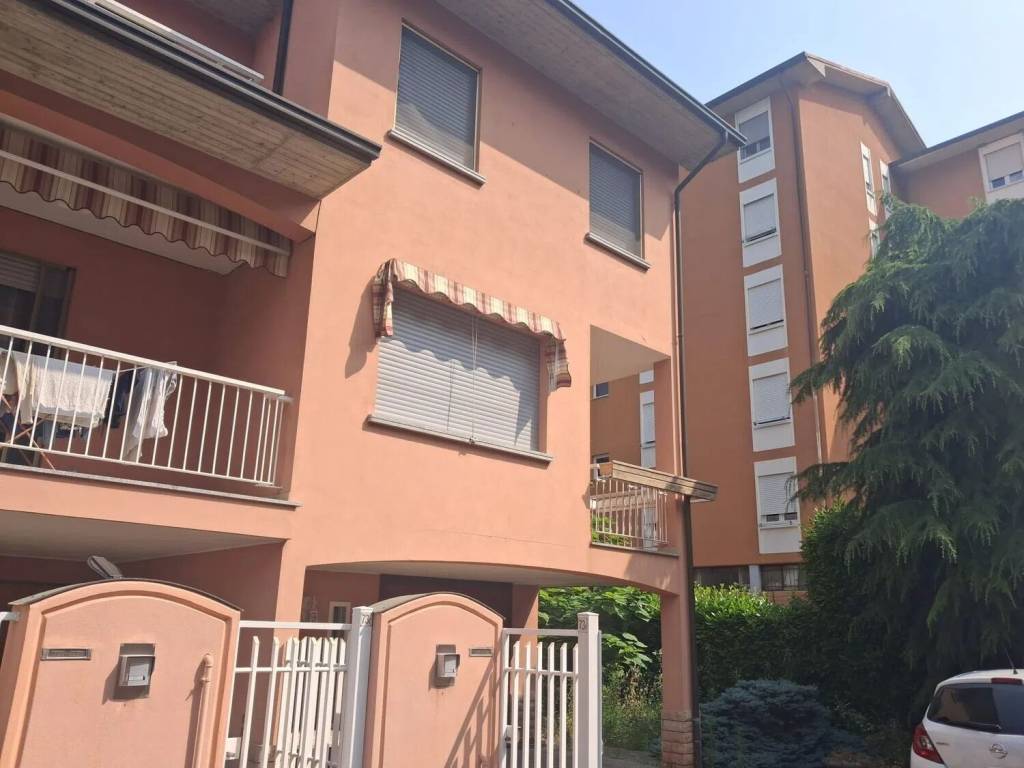 casa indipendente in vendita a Voghera