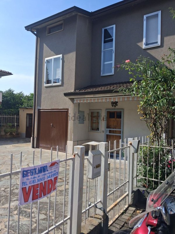casa indipendente in vendita a Voghera