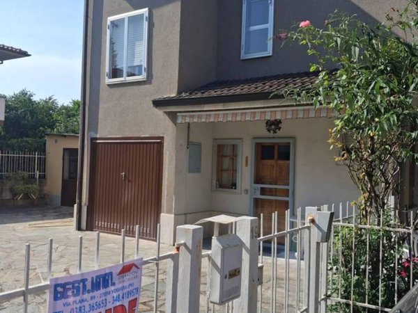 casa indipendente in vendita a Voghera