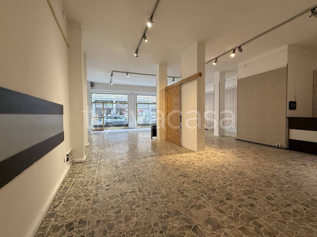 negozio in vendita a Voghera