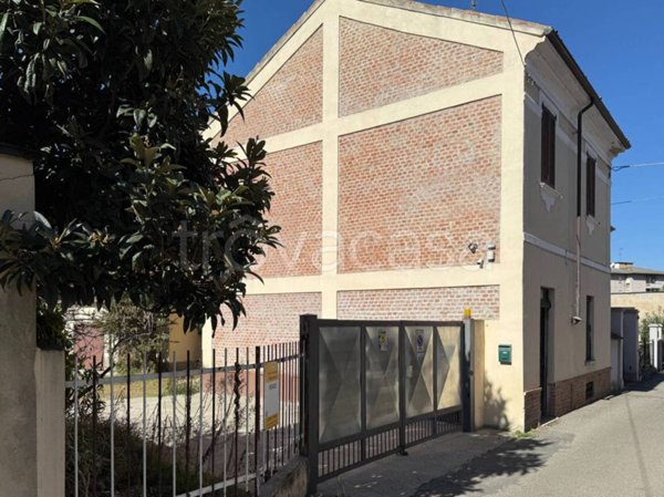 casa indipendente in vendita a Voghera