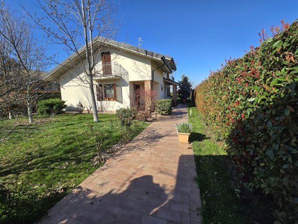 casa indipendente in vendita a Voghera