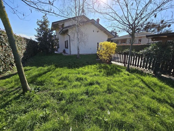 casa indipendente in vendita a Voghera