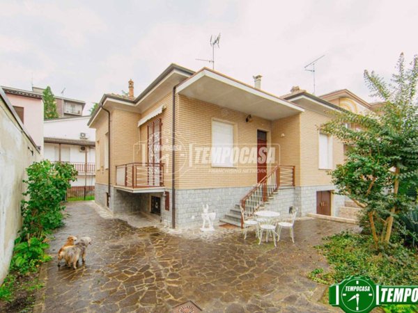 casa indipendente in vendita a Voghera