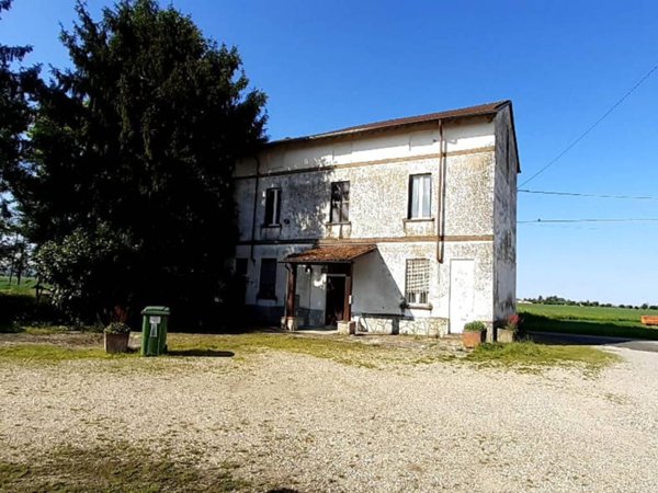 casa indipendente in vendita a Voghera