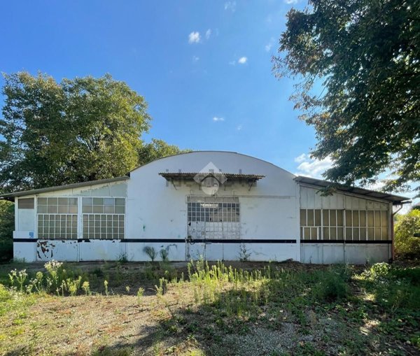 capannone in vendita a Voghera in zona Oriolo