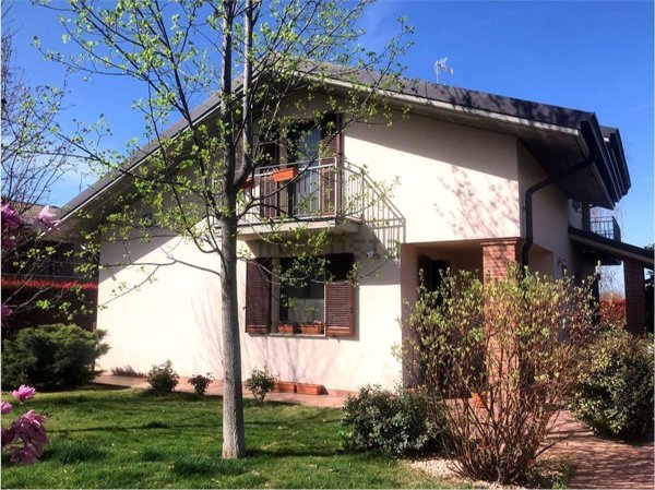 casa indipendente in vendita a Voghera