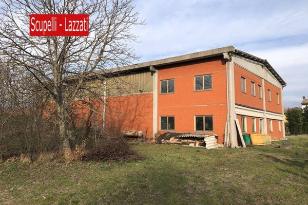 locale commerciale in vendita a Voghera