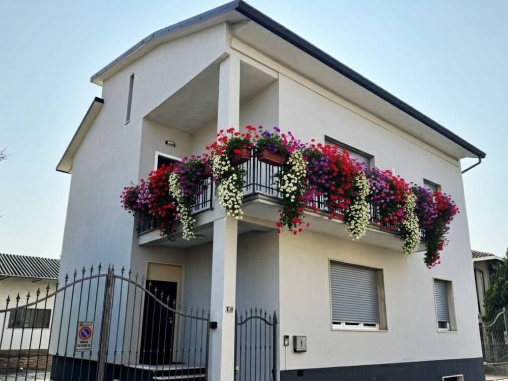 casa indipendente in vendita a Voghera in zona Campoferro