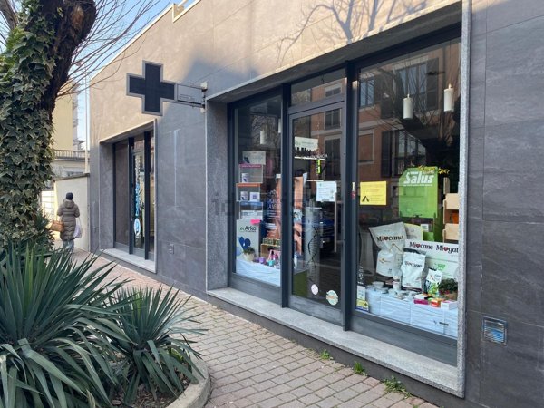 locale commerciale in vendita a Voghera