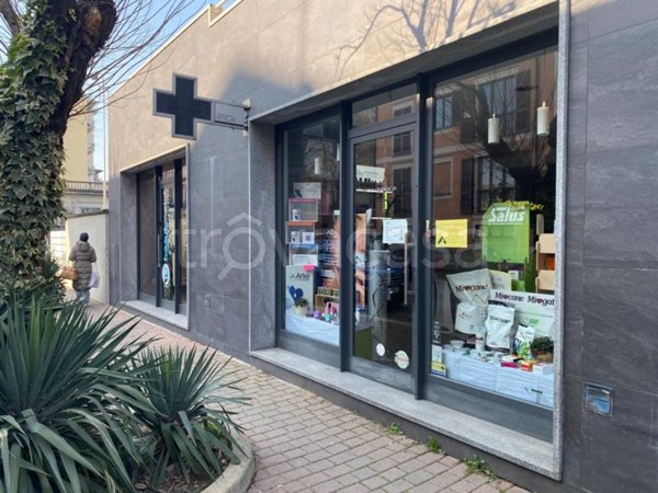 negozio in vendita a Voghera