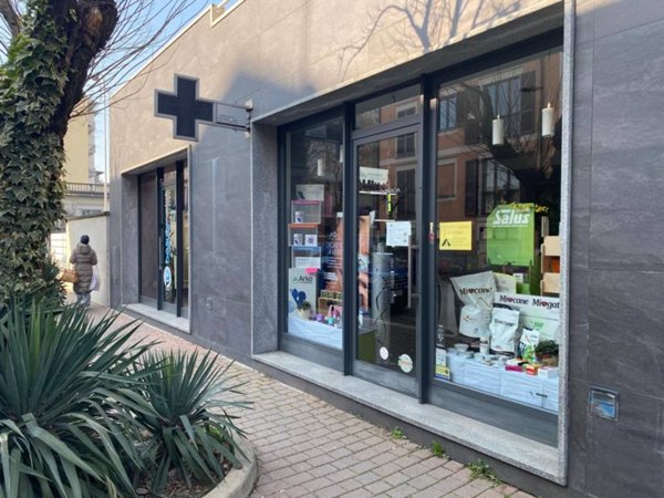negozio in vendita a Voghera