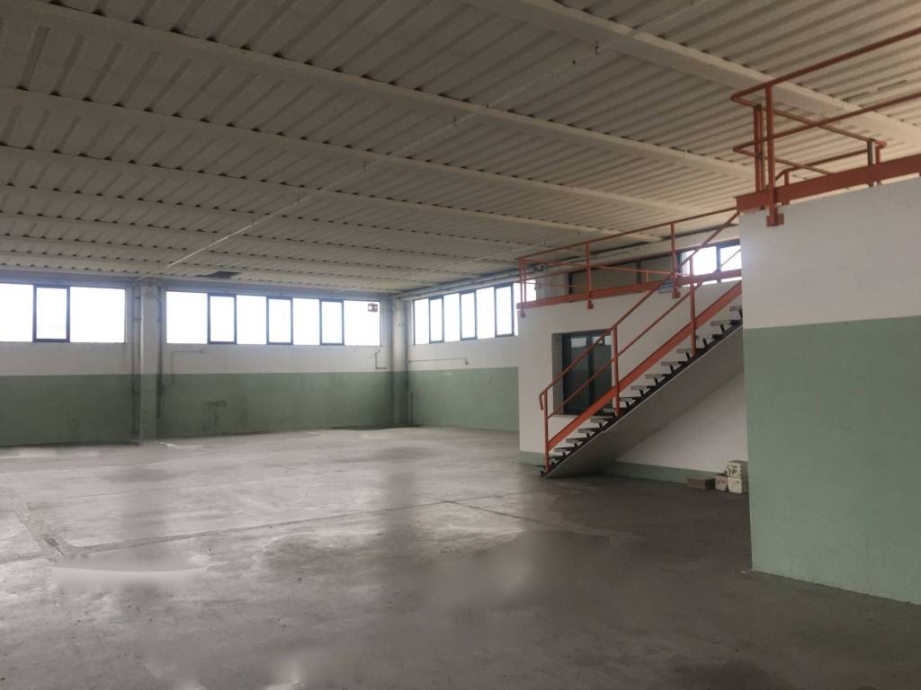 locale commerciale in vendita a Voghera