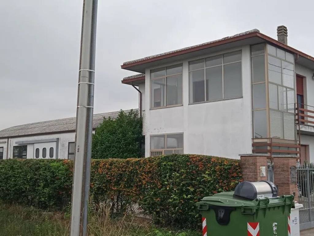 casa indipendente in vendita a Voghera