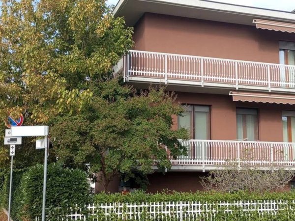 casa indipendente in vendita a Voghera