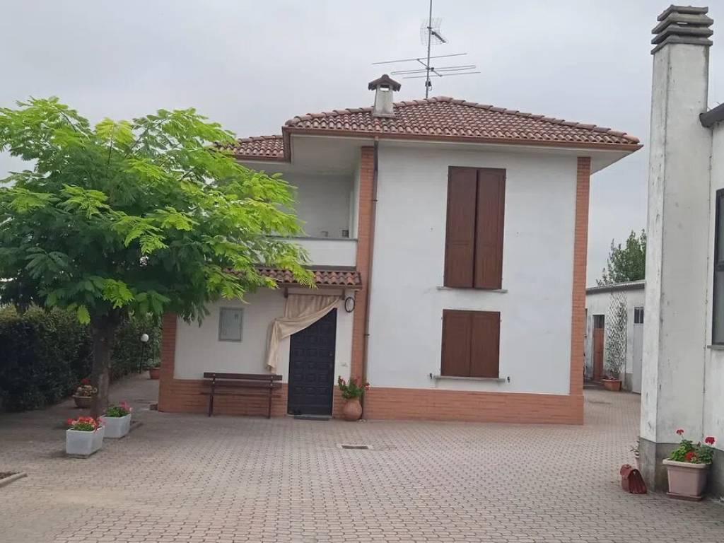 casa indipendente in vendita a Voghera