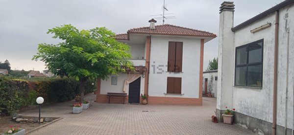 casa indipendente in vendita a Voghera