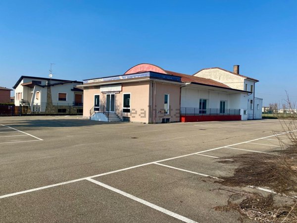 locale commerciale in vendita a Voghera in zona Medassino