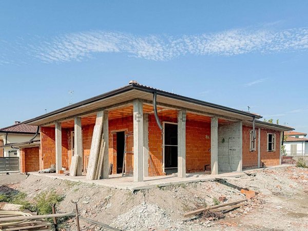 casa indipendente in vendita a Voghera