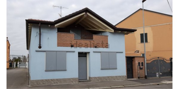 casa indipendente in vendita a Voghera