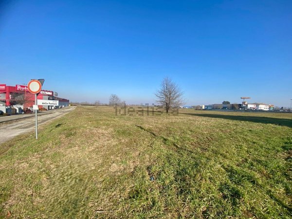 capannone in vendita a Voghera