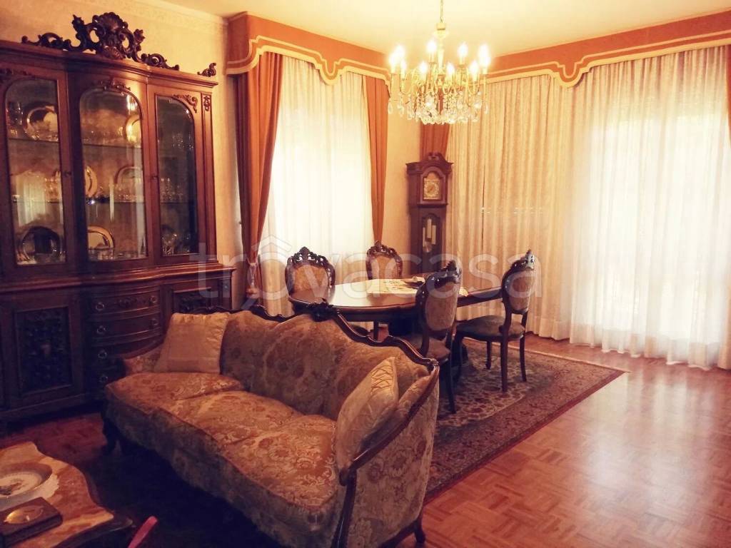 casa indipendente in vendita a Voghera in zona Valle