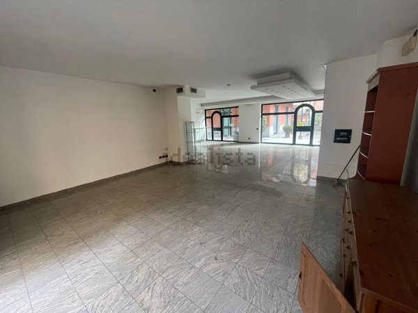 negozio in vendita a Voghera