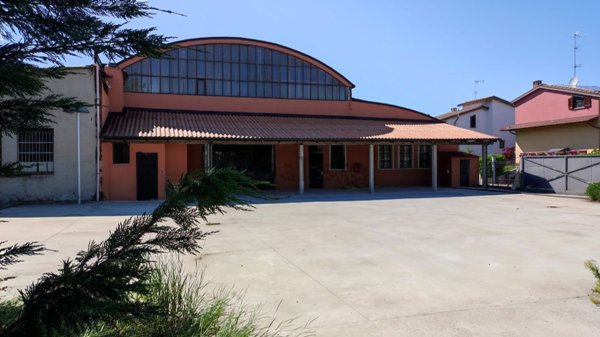 capannone in vendita a Voghera