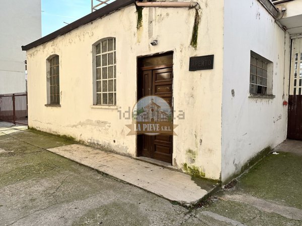 locale di sgombero in vendita a Voghera
