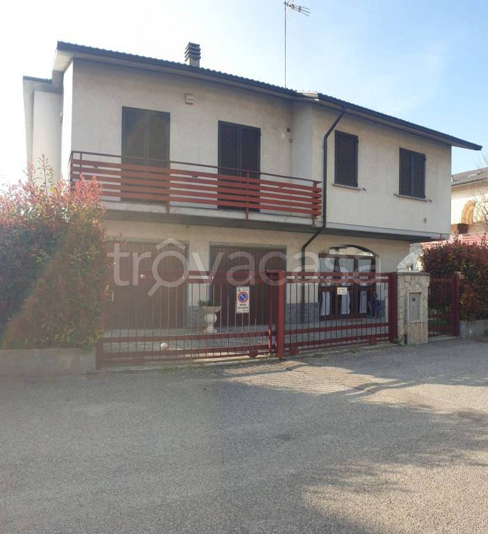 casa indipendente in vendita a Voghera