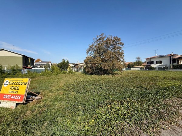 casa indipendente in vendita a Voghera