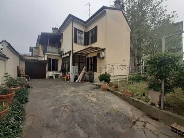 casa indipendente in vendita a Voghera