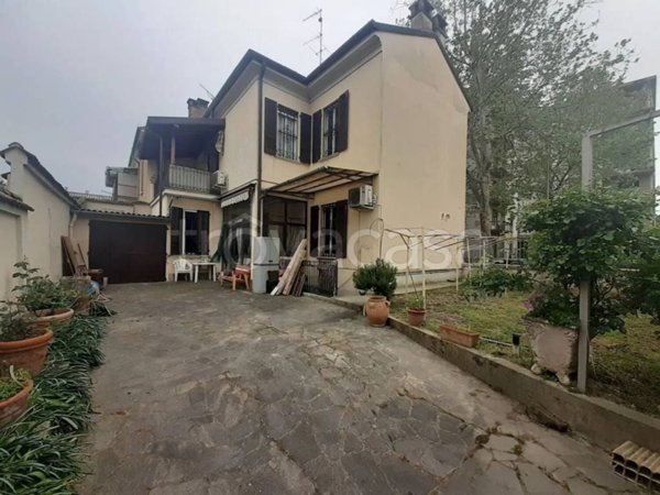 casa indipendente in vendita a Voghera