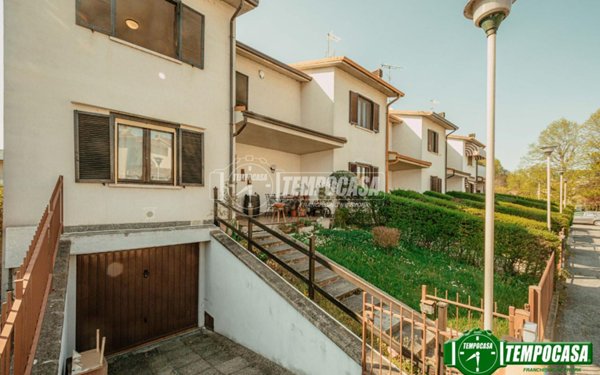 casa indipendente in vendita a Voghera