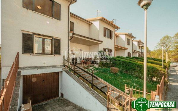 casa indipendente in vendita a Voghera