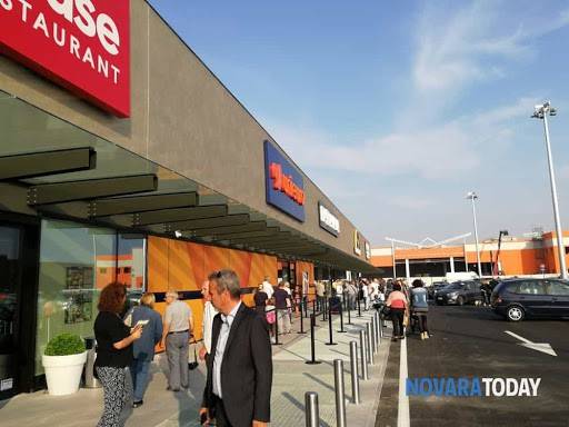 negozio in vendita a Voghera in zona Medassino