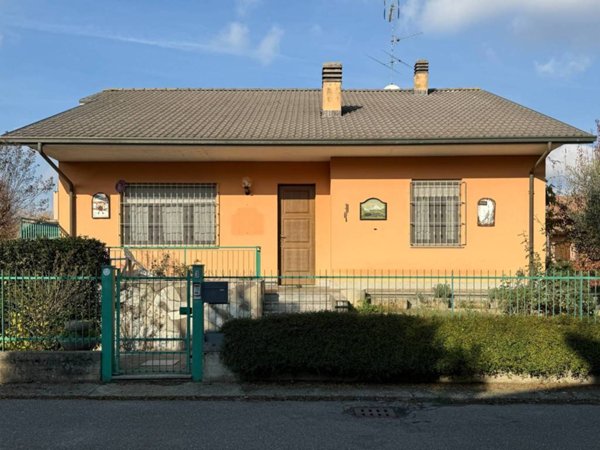 casa indipendente in vendita a Voghera in zona Campoferro