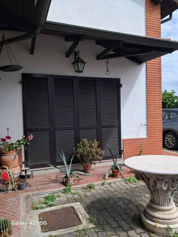 casa indipendente in vendita a Voghera