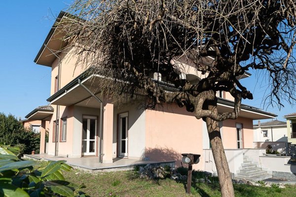 casa indipendente in vendita a Voghera