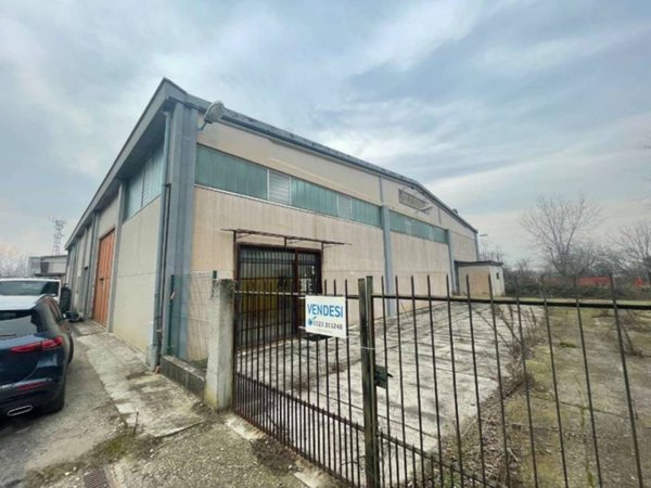 locale commerciale in vendita a Voghera in zona Medassino