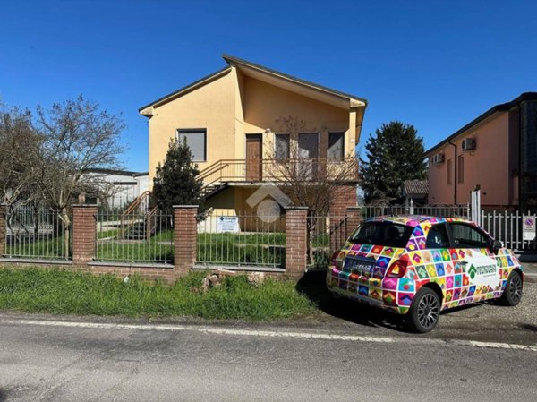 casa indipendente in vendita a Voghera in zona Torremenapace