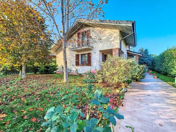 casa indipendente in vendita a Voghera