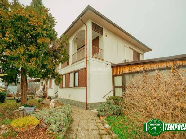 casa indipendente in vendita a Voghera in zona Medassino