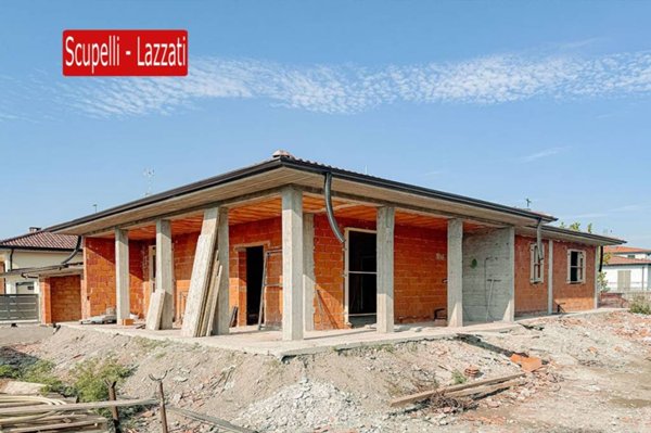 casa indipendente in vendita a Voghera