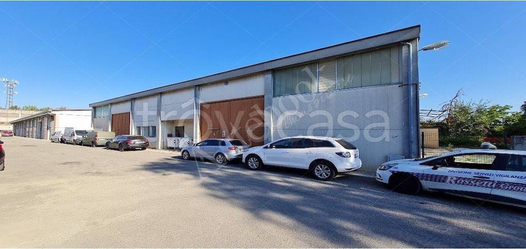 locale commerciale in vendita a Voghera