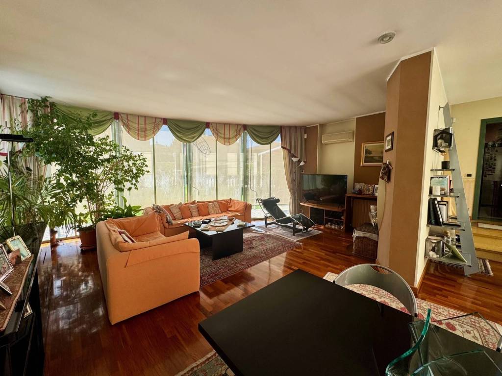 casa indipendente in vendita a Voghera