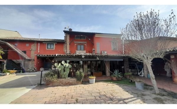 casa indipendente in vendita a Voghera